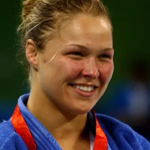 Antes de ser a belíssima lutadora de MMA pela qual passou a ser conhecida mundialmente, Ronda Rousey também atuou como judoca. Ela competiu nos Jogos Olímpicos de 2008, em Pequim, e subiu ao pódio para ficar com a medalha de bronze na categoria até 70 kg. Ela foi campeã no Pan do Rio no mesmo peso, que mostra que ela era 'gordinha' comparada a sua atual forma. Hoje, Ronda é uma das maiores estrelas do UFC, com oito vitórias - sendo oito finalizações, todas por chave de braço - na categoria até 57 kg. - Getty Images