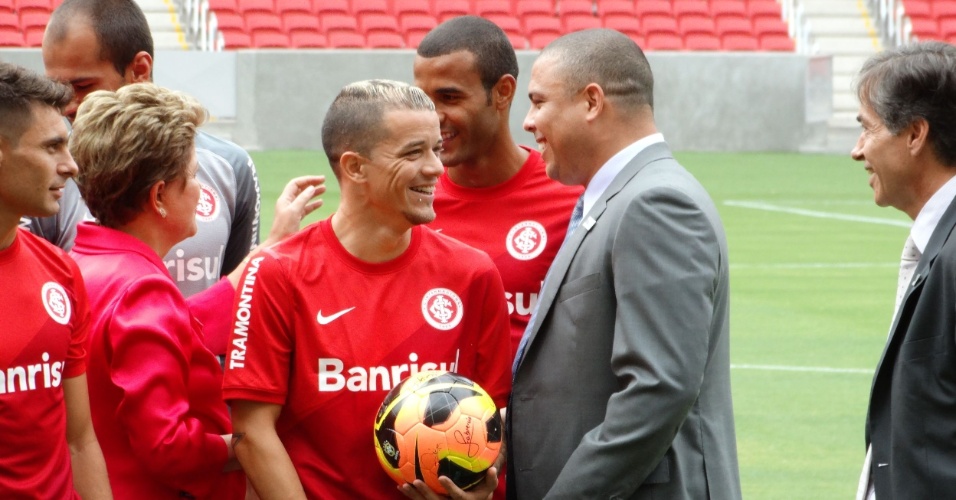 20.fev.2014 - Ronaldo Fenômeno conversa com D'Alessandro durante inauguração do estádio Beira-Rio, em Porto Alegre