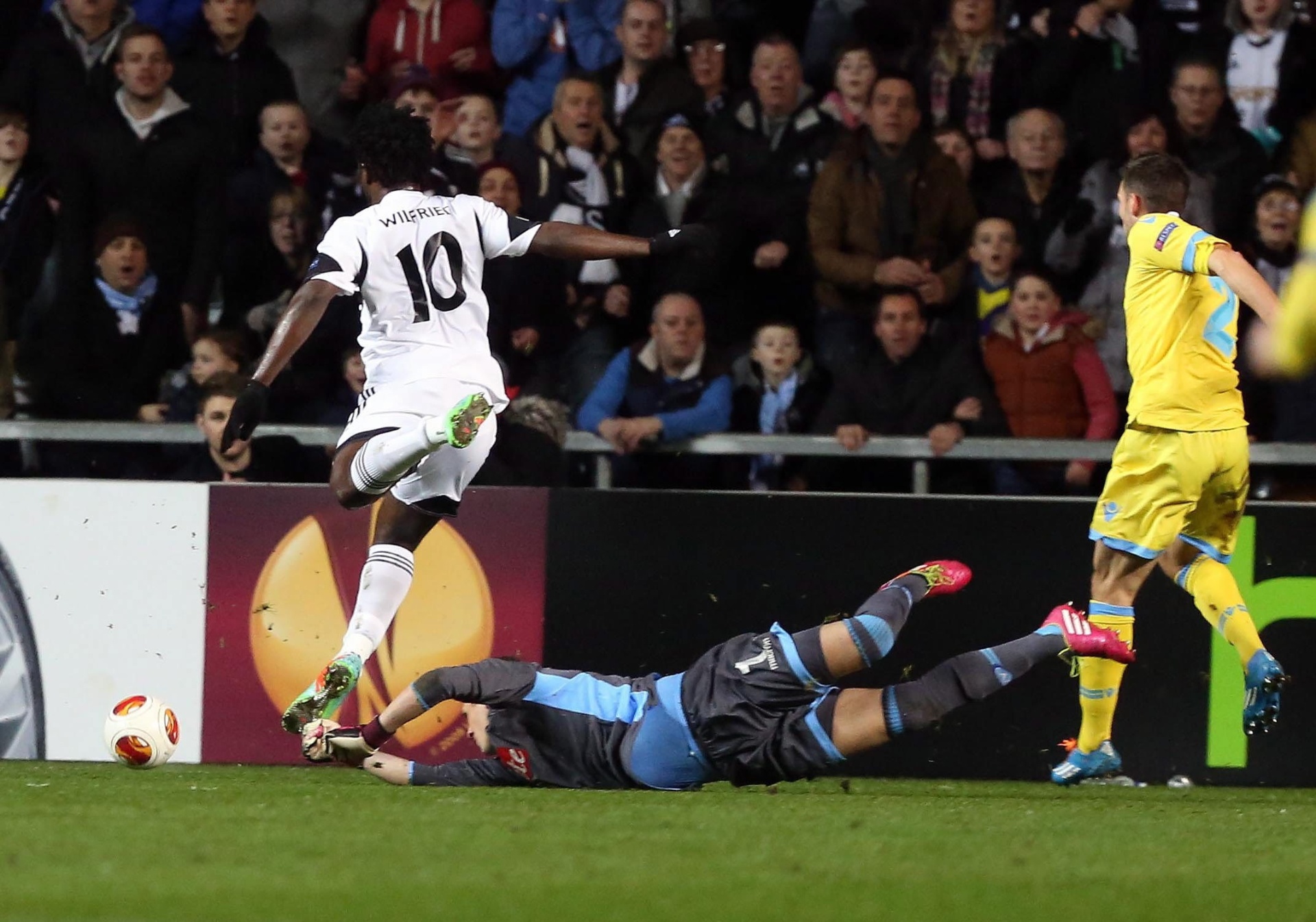 Goleiro brasileiro Rafael faz boa defesa pelo Napoli - undefined