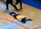 Juiz de futsal leva voadora no rosto e desmaia em quadra; assista - Reprodução