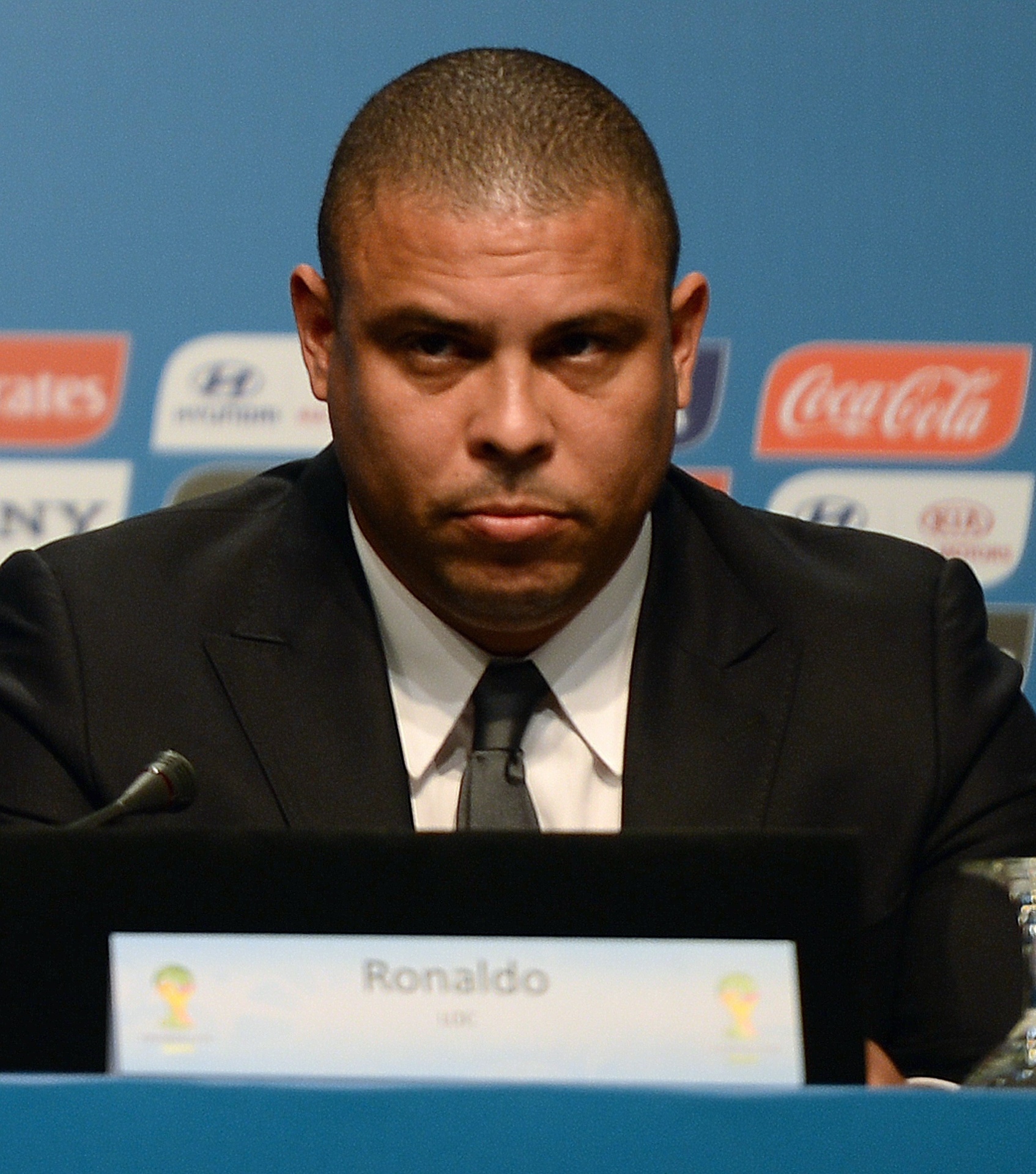21.fev.2014 - Ex-jogador Ronaldo participa de bancada em congresso da Fifa em Florianópolis - AFP PHOTO / VANDERLEI ALMEIDA