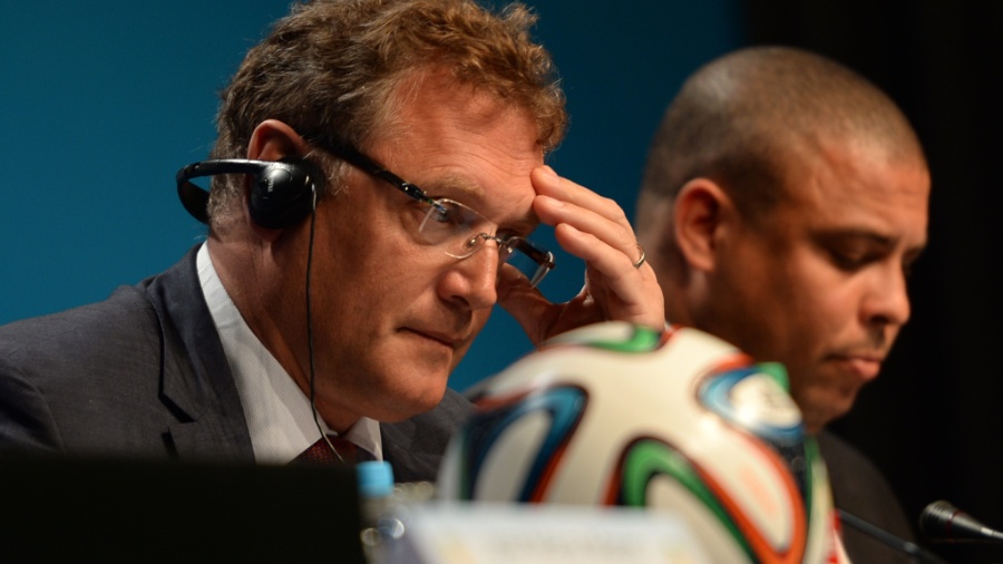 21.fev.2014 - Jérôme Valcke, secretário-geral da Fifa, usa fone de ouvidos com tradução simultânea durante congresso em Florianópolis - AFP PHOTO / VANDERLEI ALMEIDA 