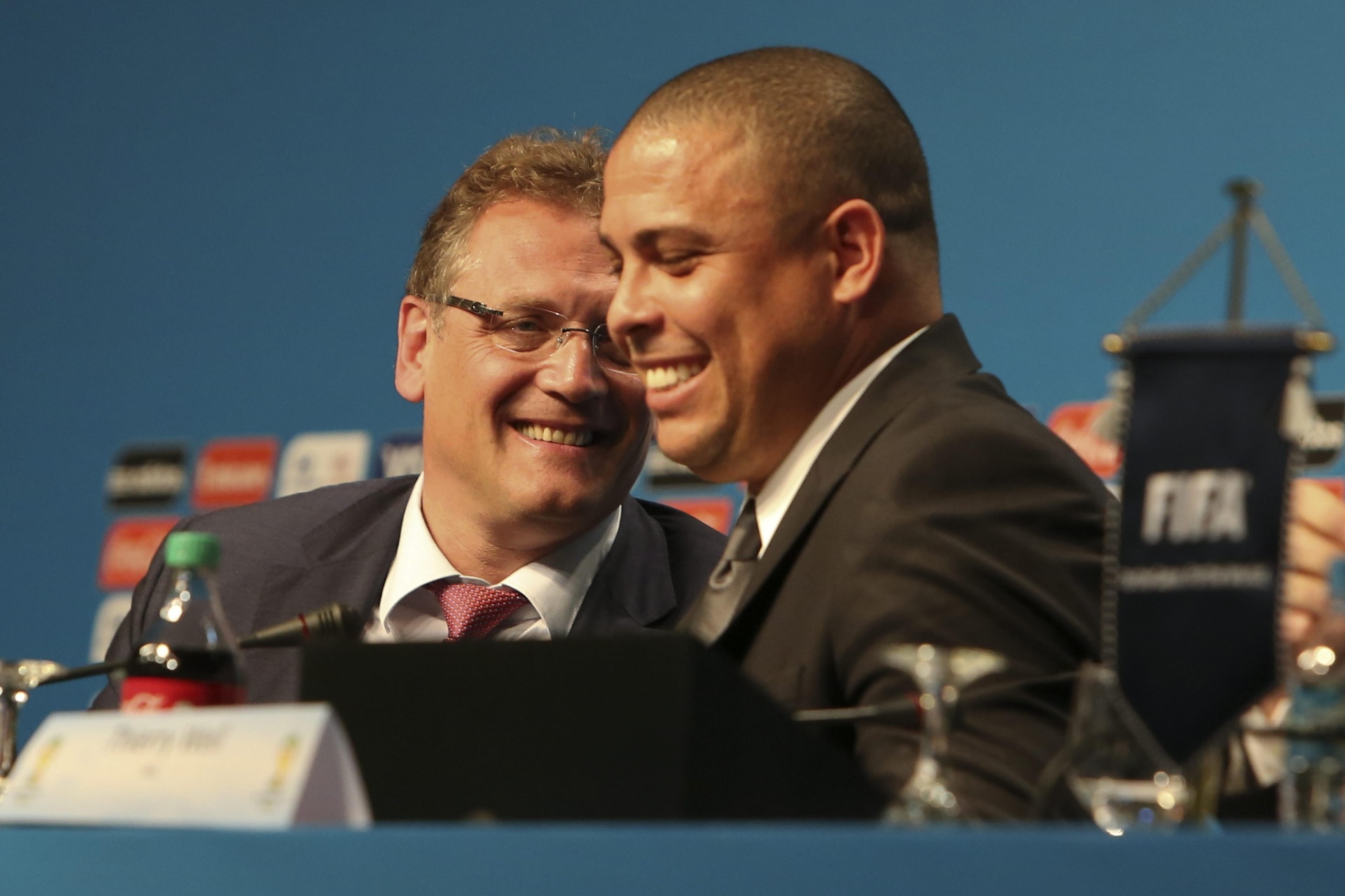 21.fev.2014 - Secretário-geral da Fifa Jérôme Valcke e Ronaldo conversam descontraídos durante congresso realizado em Florianópolis - EFE/JULIO CAVALHEIRO