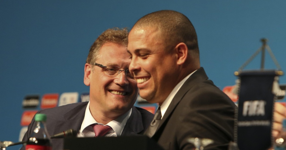 21.fev.2014 - Secretário-geral da Fifa Jérôme Valcke e Ronaldo conversam descontraídos durante congresso realizado em Florianópolis
