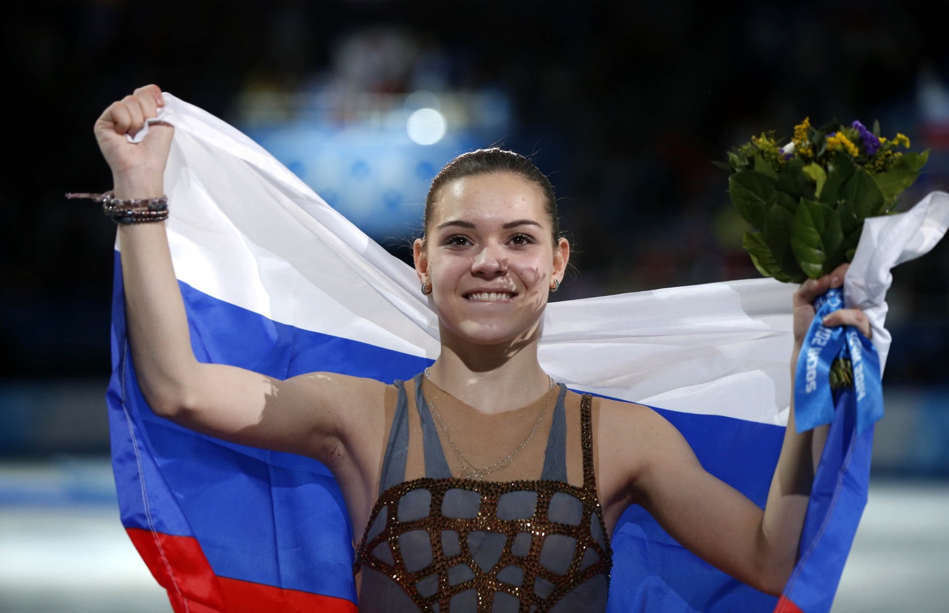 Adelina comemora a medalha de ouro exibindo a bandeira da Rússia - Xinhua/Wang Lili