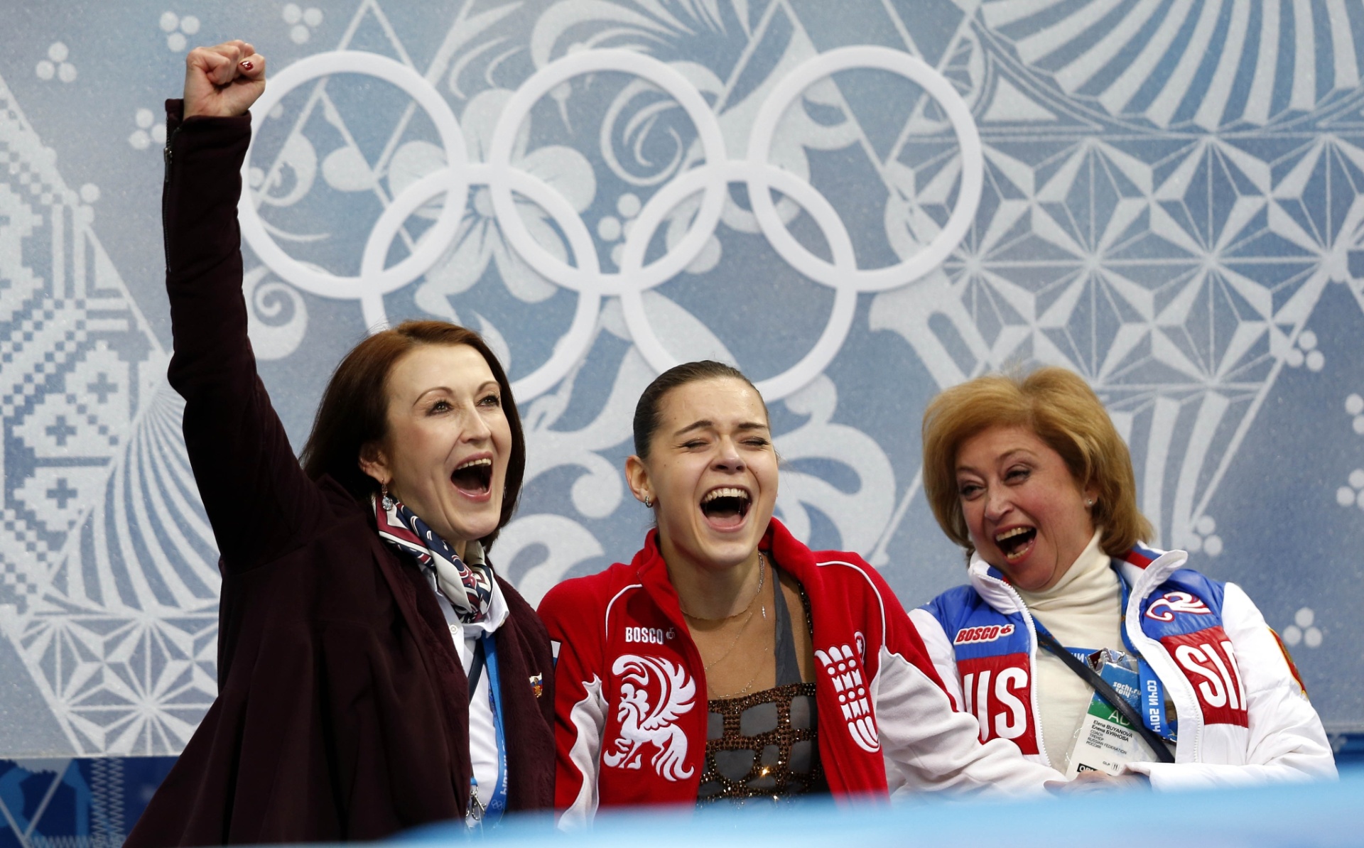 Adelina comemora a nota recebida após sua apresentação na patinação artística - Xinhua/Wang Lili