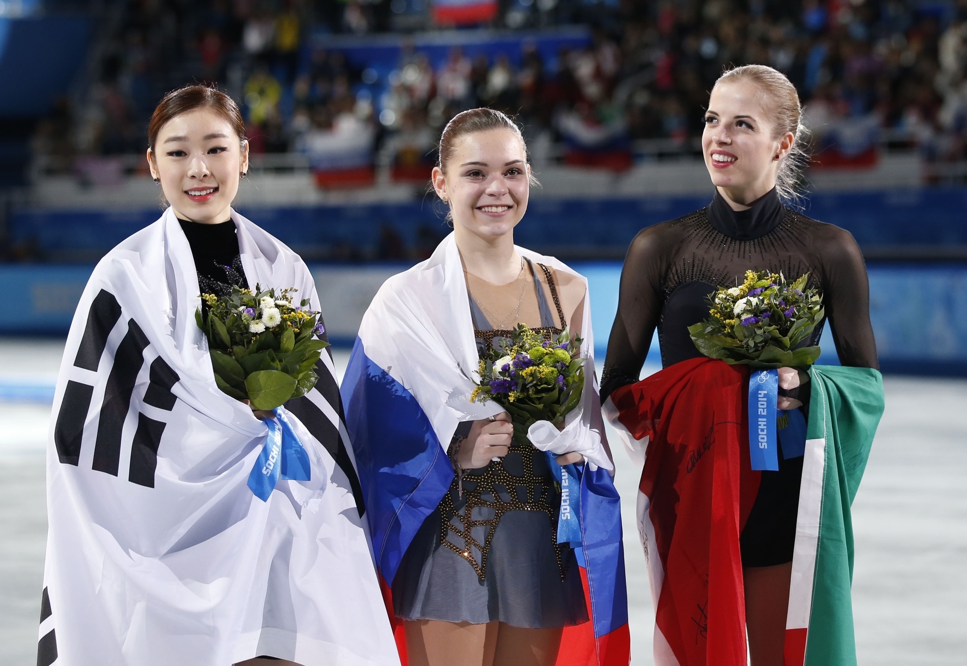 Adelina Sotnikova, ao centro, durante a festa do pódio para entrega das medalhas da patinação - Xinhua/Wang Lili