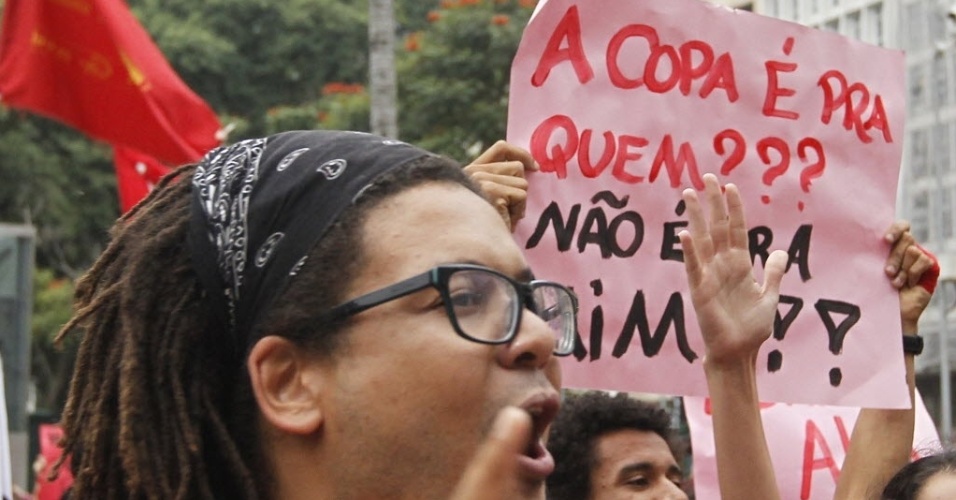 22. fev. 2014 - Protesto contra a Copa do Mundo toma ruas de São Paulo