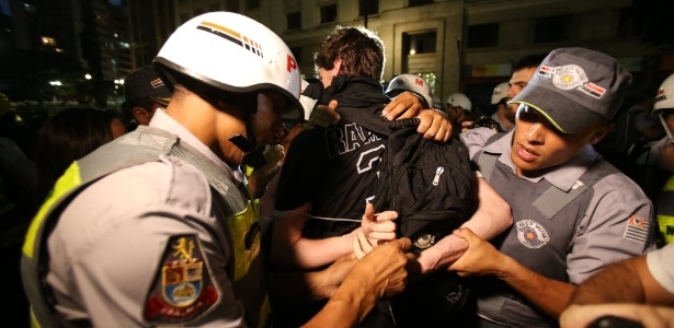 Manifestantes entraram em confronto com a polícia durante protesto contra a Copa do Mundo, no centro de São Paulo - Eduardo Anizelli/Folhapress, COTIDIANO