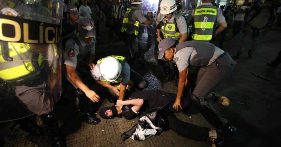 22.fev. 2014 - Manifestantes entram em confronto com a polícia durante protesto contra a Copa do Mundo, no centro de São Paulo