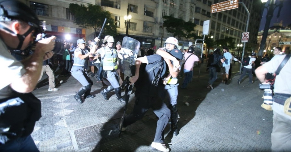22.fev. 2014 - Manifestantes entram em confronto com a polícia durante protesto contra a Copa do Mundo, no centro de São Paulo