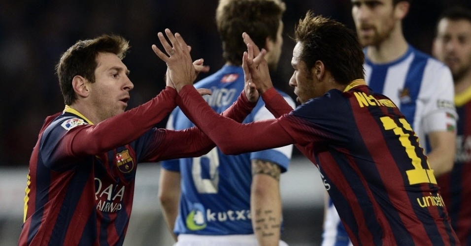 22.fev.2014 - Autor do gol do Barcelona, Messi comemora com Neymar em jogo contra a Real Sociedad