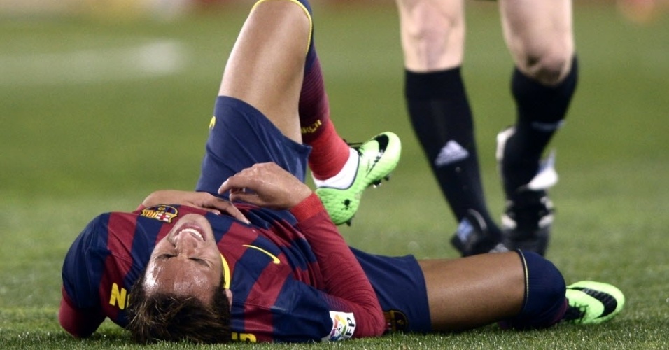 22.fev.2014 - Brasileiro Neymar, atacante do Barcelona, fica caído durante o primeiro tempo do jogo contra a Real Sociedad, válido pelo Campeonato Espanhol