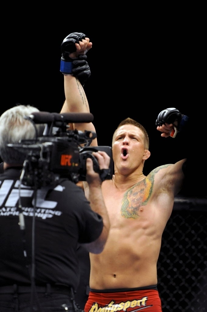 22.fev.2014 - Erik Koch comemora a vitória sobre o brasileiro Rafaello Oliveira no UFC 170 - Stephen R. Sylvanie/USA Today Sports