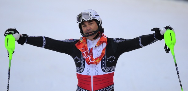 Mexicano Hubertus Von Hohenlohe usa traje inusitado de mariachi durante prova de esqui slalom -  AFP PHOTO / ALEXANDER KLEIN