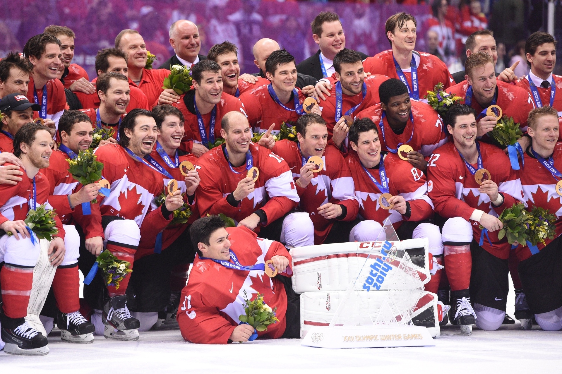 23.fev.2014 - Equipe de hóquei do Canadá posa com medalhas de ouro na Arena Bolshoy  - AFP PHOTO / ANDREJ ISAKOVIC
