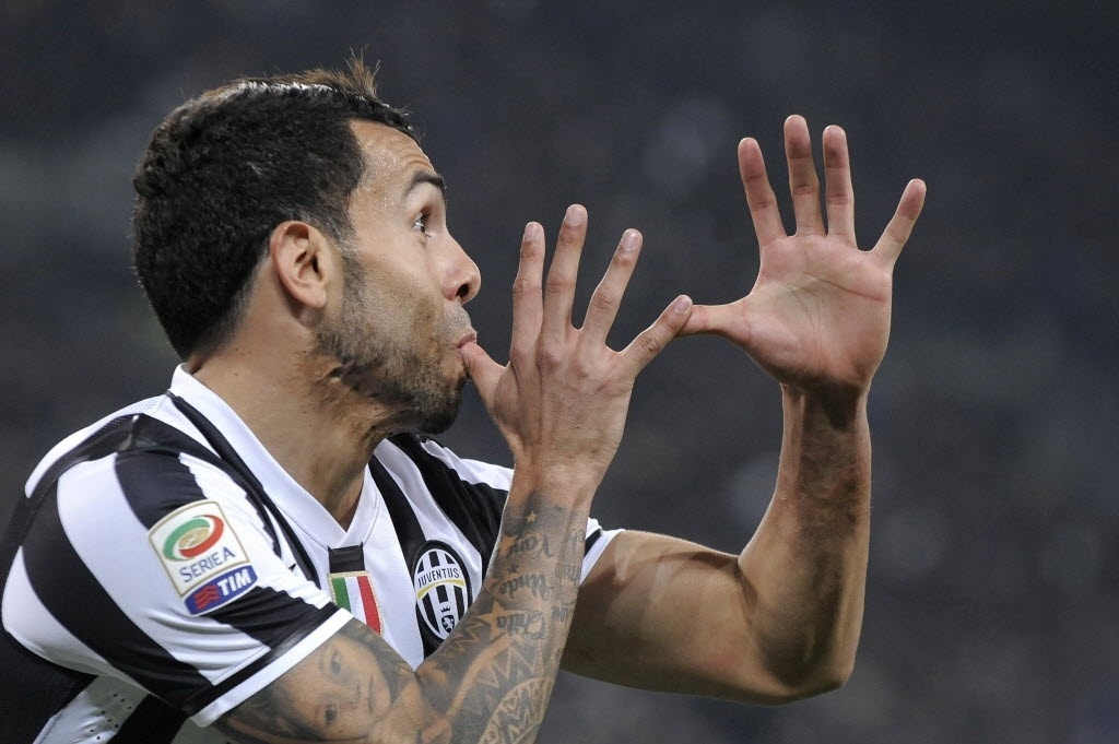 Carlos Tevez marcou um belo gol na partida do Juventus contra o Torino. Na comemoração, o ex-corintiano simulou tocar instrumento de sopro - Reuters