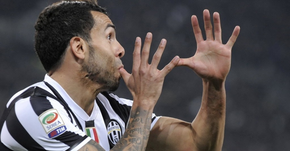 Carlos Tevez marcou um belo gol na partida do Juventus contra o Torino. Na comemoração, o ex-corintiano simulou tocar instrumento de sopro