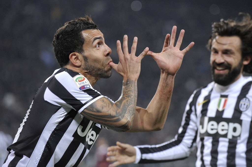 Carlos Tevez marcou um belo gol na partida do Juventus contra o Torino. Na comemoração, o ex-corintiano simulou tocar instrumento de sopro - Reuters
