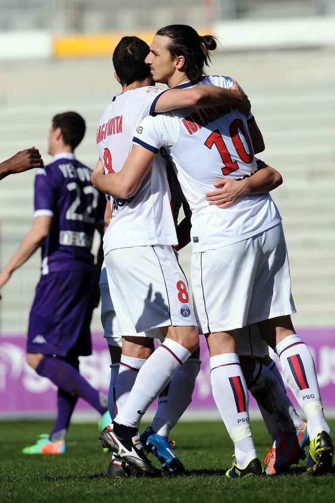 Ibrahimovic e Thiago Motta se abraçam após gol do sueco na vitória do PSG contra o Toulouse, por 4 a 2 - AFP