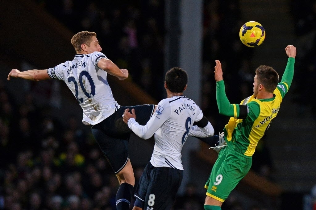 Paulinho (ao centro) não teve um domingo produtivo em campo. Seu time, o Tottenham, jogou fora de casa e perdeu para o Norwich City, 1 a 0. O ex-corintiano bem que tentou, deixando Adebayor livre na área. Mas o atacante desperdiçou o lance. - AFP
