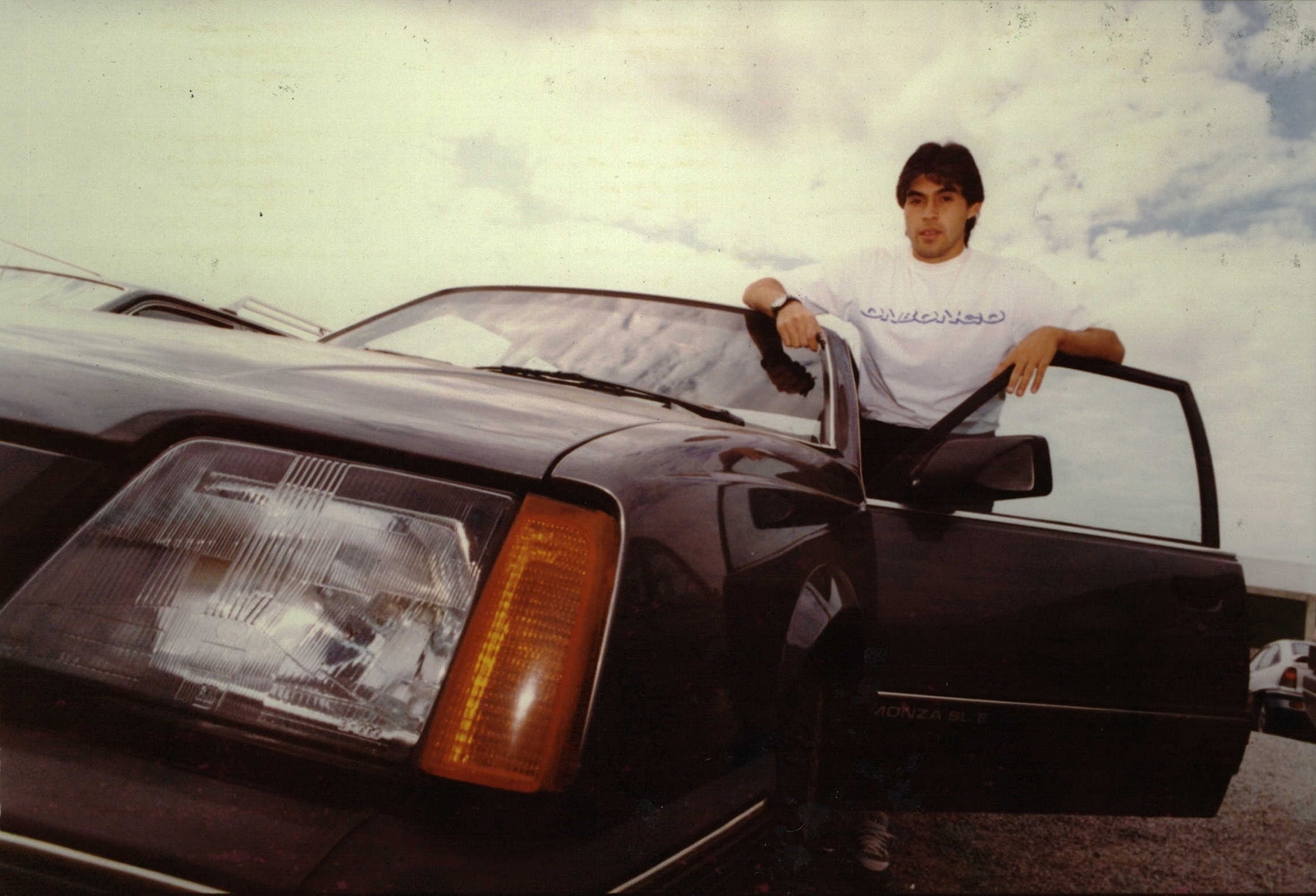 Alexandre Rosa, então zagueiro do Palmeiras, mostra o seu Monza, um dos carros preferidos dos boleiros - Marlene Bergamo/Folhapress