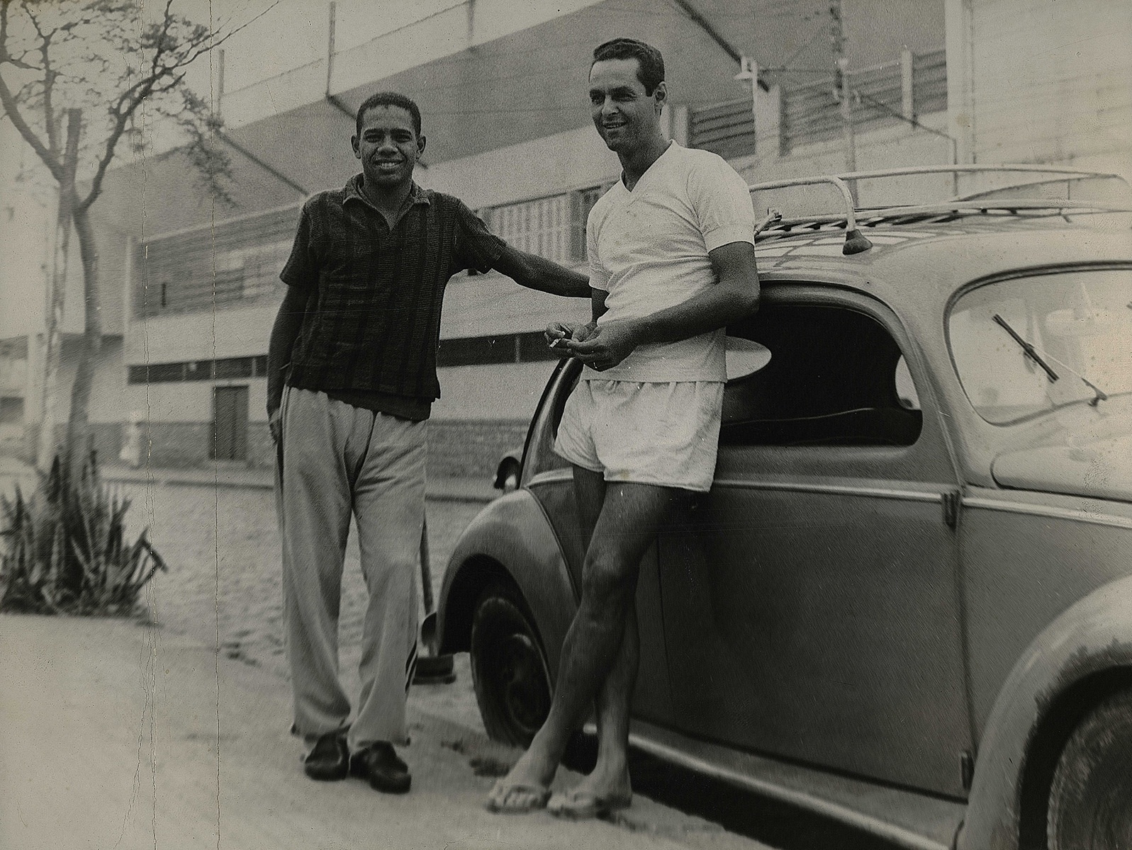 Lembra do Gylmar dos Santos Neves e do Abel, jogadores do Santos de 1965? São eles em frente a um Fusca - Folhapress