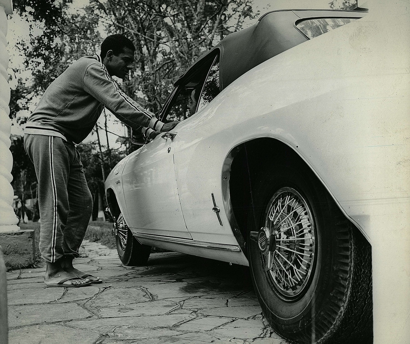 Mais uma vez Abel aparece, agora em foto de 1968, na janela de um belo conversível - Folhapress