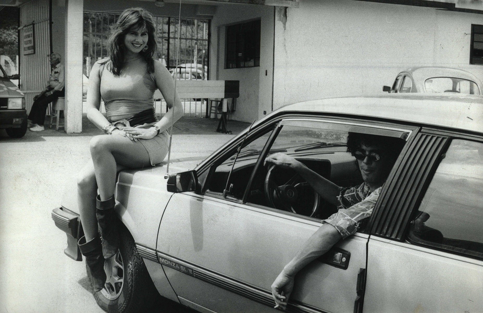 Nos anos 80, o Monza era o carro dos boleiros. Na foto de 1986, Casagrande, de saída do Corinthians, mostra seu carro com a modelo Lilian Ramos (a mesma do episódio Itamar Franco) no capô. Ela fazia propaganda de uma nova boate naquele dia - Gil Passarelli/Folhapress