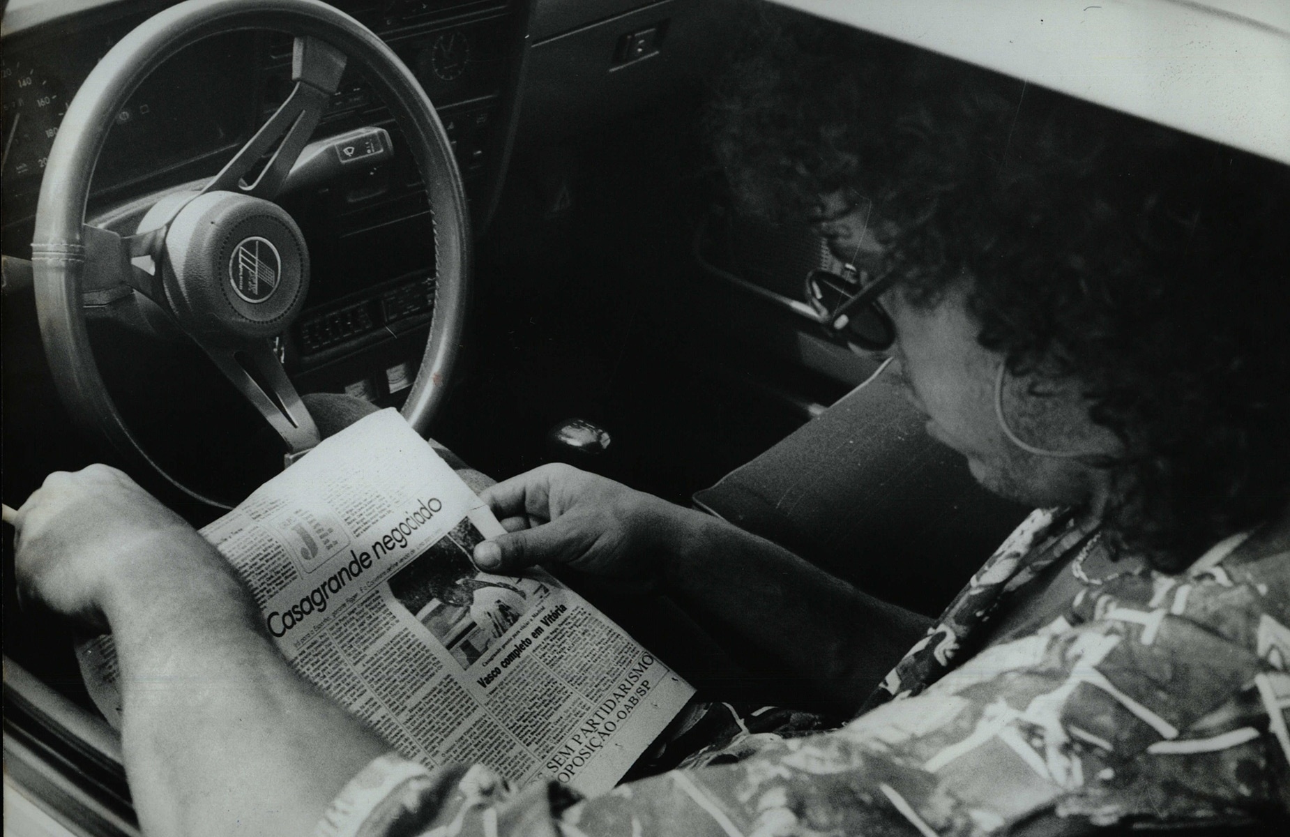 Na foto, no volante de seu Monza, Casagrande lê sobre sua própria venda - Gil Passarelli/Folhapress