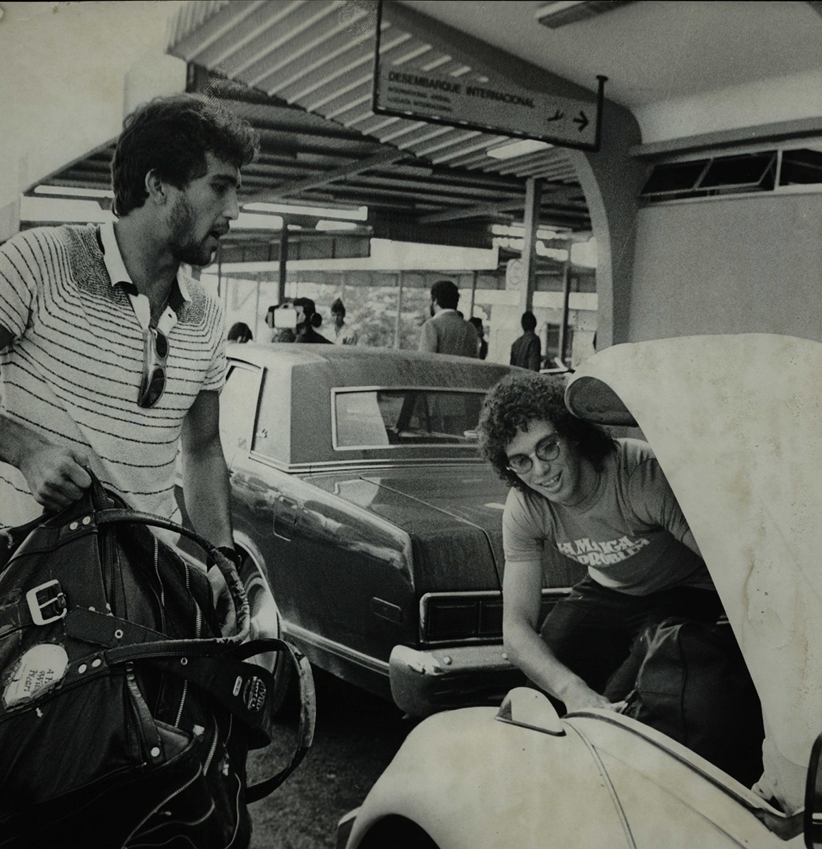 Antes disso, em 1984, Casagrande chega ao aeroporto a bordo de um Fusca (com as malas estava o então zagueiro do Corinthians, Juninho) - Matuiti Mayezo/Folhapress