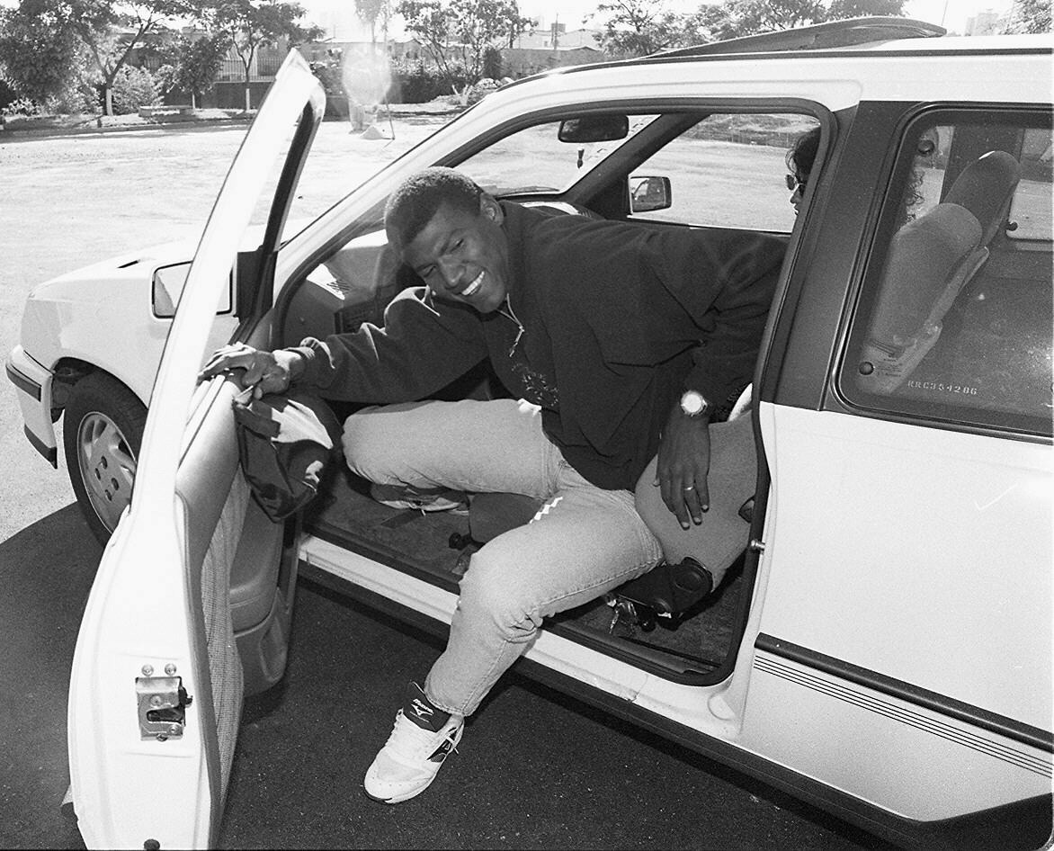 Com mais de 1,90m de altura, o então zagueiro do São Paulo Júnior Baiano fica ainda maior saindo de seu carro no CT da Barra Funda. A foto é de 1994 - Eduardo Knapp/Folha Imagem