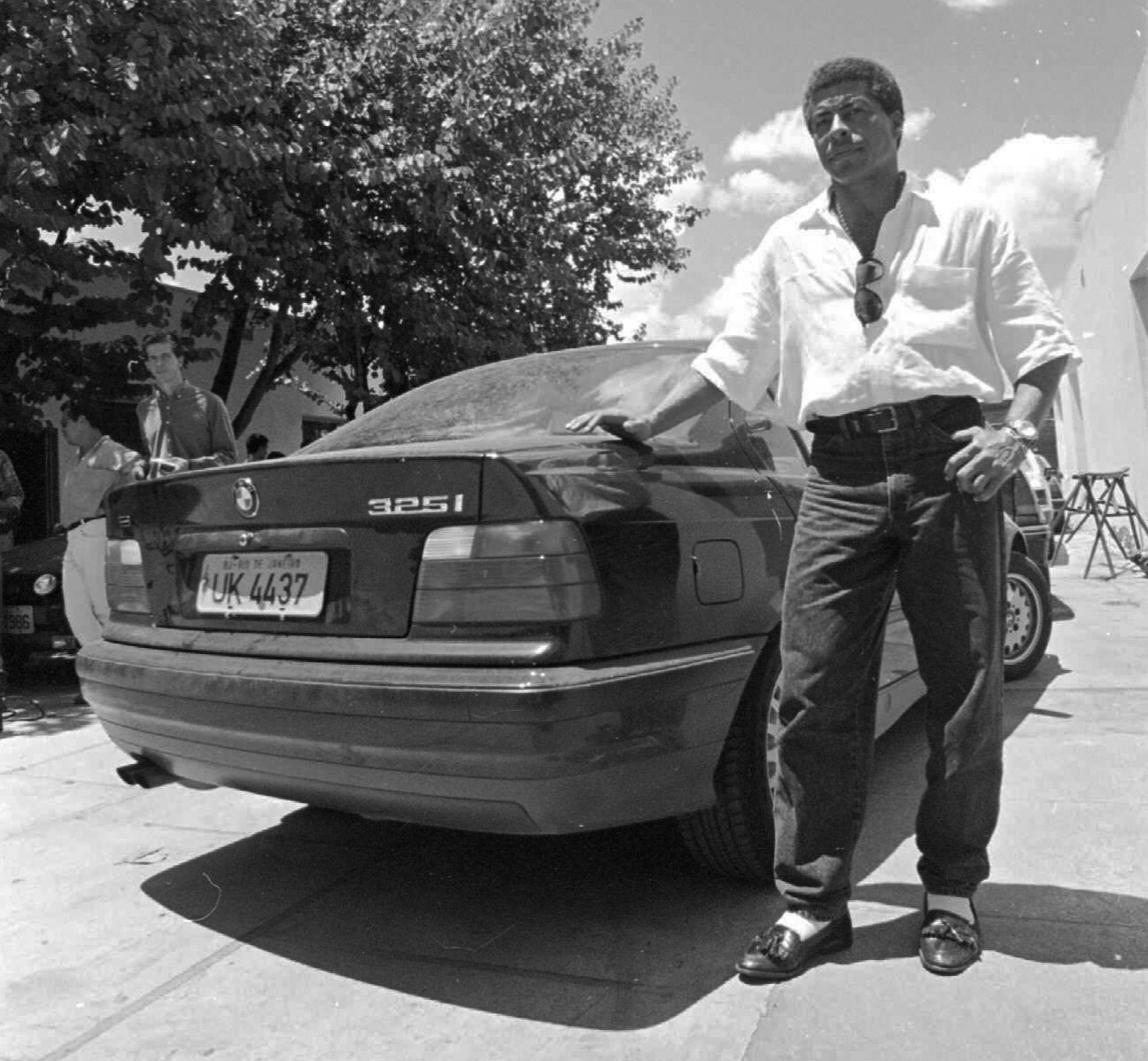 Jairzinho, o Furacão da Copa de 70, ao lado de sua BMW. Em 1995, esse carro foi roubado no Rio e recuperado em Brasília - Vanderlei Pozzembom/Folha Imagem