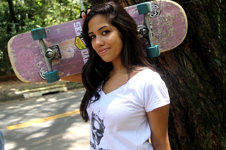 A bela Alinne Duarte, de 16 anos, é estagiária, anda de skate a um ano, tem um estilo ?indefinido?, e sempre carrega rímel, lápis, escova e blush na bolsa - Paulo Anshowinhas/UOL