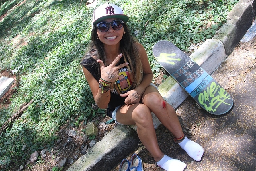 A estudante de publicidade da Uninove Hellen Monaretto, de 23 anos, diz  que não se preocupa em agradar ninguém, apenas a ela mesma" - Paulo Anshowinhas/UOL