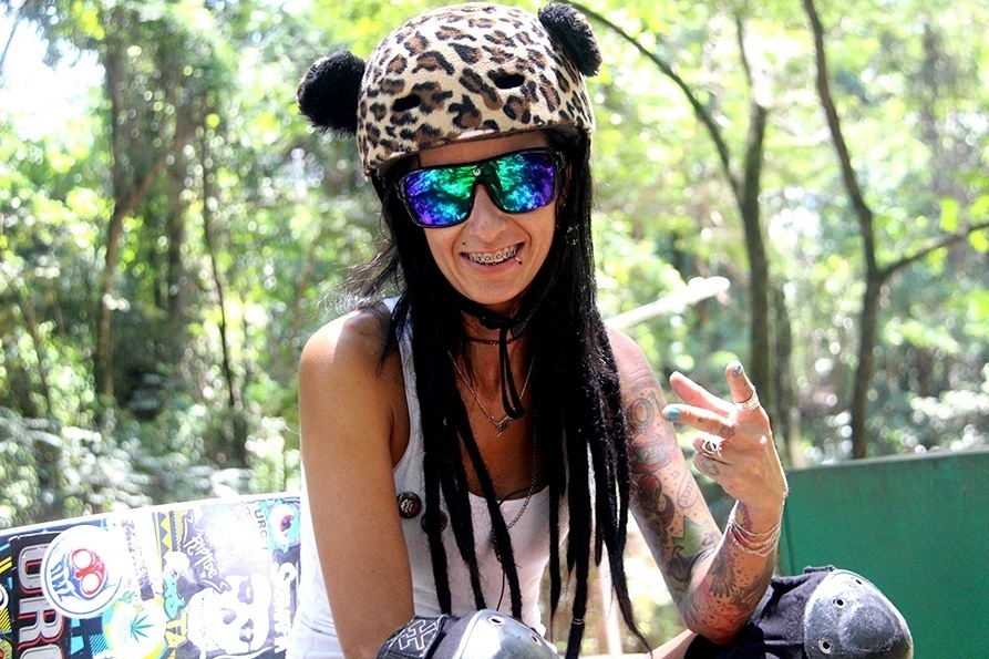 Conhecida como Cris Punk, a skatista de 32 anos, tem complementos nos dentes, no rosto, na pele, nos dedos e na cabeça - Paulo Anshowinhas/UOL