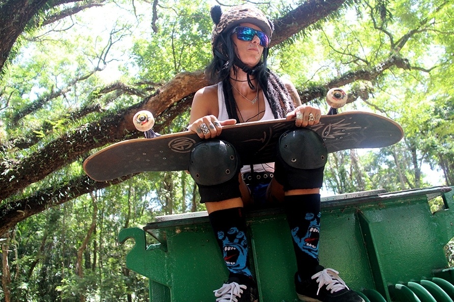 Exótico e divertido, o estilo de Cristiane Andrigo, é original com tênis DC, meias Santa Cruz (Jim Phillips), piercings e joelheira - Paulo Anshowinhas/UOL