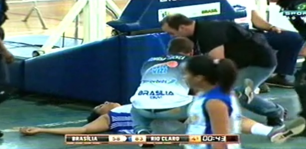 Jogadora fica desmaiada em quadra após choque com a adversária - Reprodução/SporTV