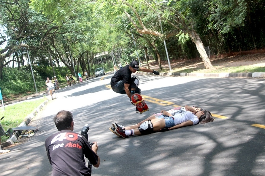Saltos de skatistas viraram uma das atrações do encontro Ladeirada Feminina neste sábado na USP - Paulo Anshowinhas/UOL