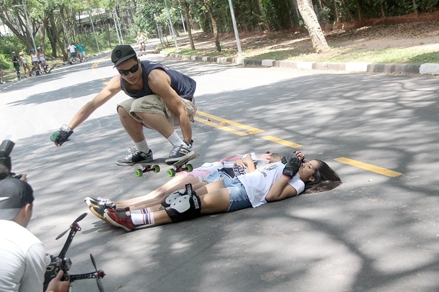 Skatista salta sobre tiro de meninas esticadas no meio da ladeira da Faculdade de Química, na USP - Paulo Anshowinhas/UOL