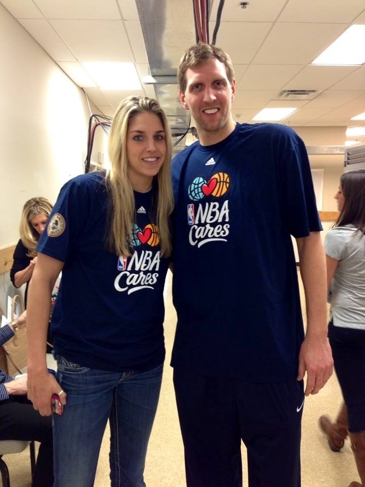 14.fev.2014 - Elena Delle Donne (e), jogadora da WNBA, posa ao lado de Dirk Nowitzki, do Dallas Mavericks, durante o fim de semana do All Star Game da NBA - Reprodução/Facebook Elena Delle Donne