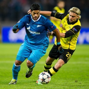 25. fev. 2014 - Hulk tenta ficar com a bola durante partida do Zenit contra o Borussia Dortmund pela Liga dos Campeões - AFP PHOTO / ALEX GOTTSCHALK