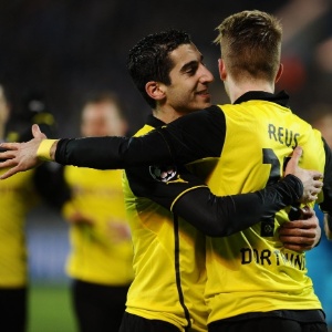 25. fev. 2014 - Marco Reus e Henrikh Mkhitaryan comemoram juntos após gol do Borussia Dortmund contra o Zenit, pela Liga dos Campeões - AFP PHOTO / OLGA MALTSEVA
