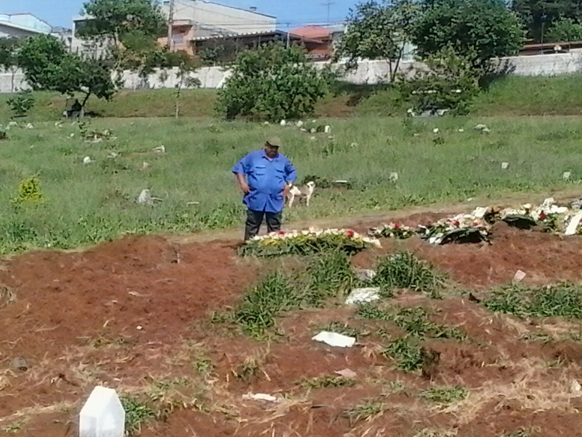 25.02.2014 - Irmão de Márcio Barreto de Toledo observa o túmulo, logo após a cerimônia de enterro do torcedor santista - Bruno Thadeu/UOL