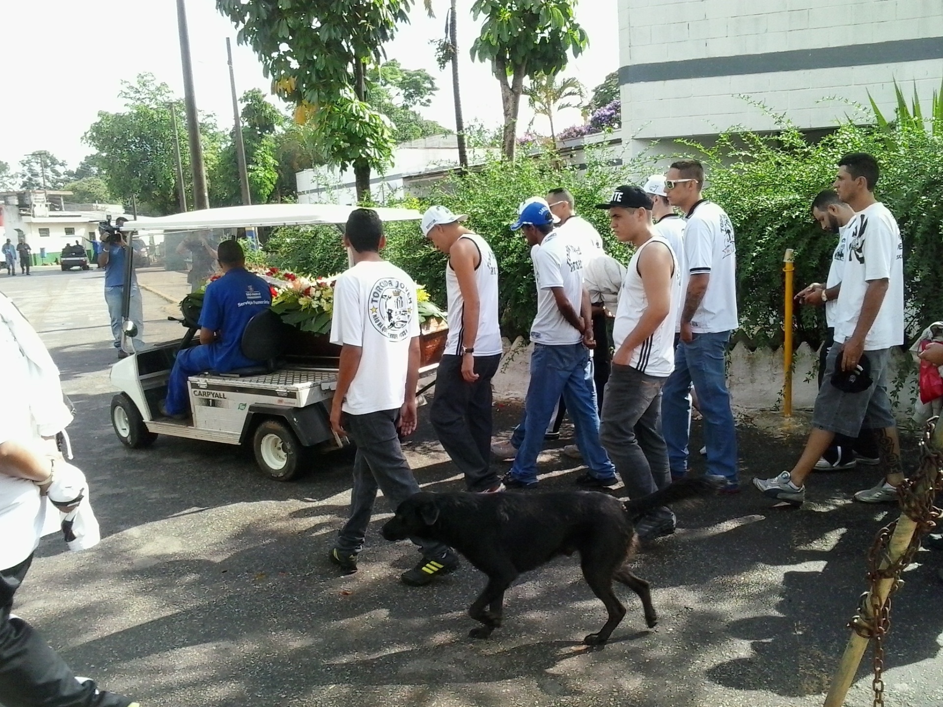 25.02.2014 - Torcedores do Santos acompanham o caixão de Márcio Barreto de Toledo até a sepultura - Bruno Thadeu/UOL