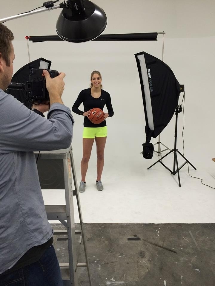 Elena Delle Donne posa para uma campanha publicitária. A americana é um dos destaques da liga feminina de basquete dos EUA, a WNBA - Reprodução/Facebook Elena Delle Donne