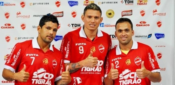 Rico (esq.), Rafael Oliveira e Boiadeiro (dir.) são apresentados como reforços do Vila Nova-GO - Divulgação / site oficial do Vila Nova-GO