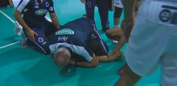Marcelo Mendez imobiliza Serginho no chão da quadra - Reprodução/SporTV