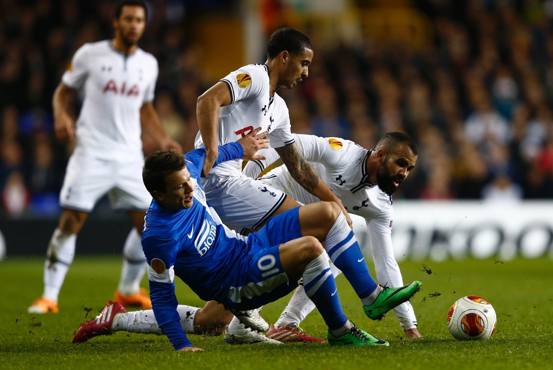 27.02.14 - Barbudo, brasileiro Sandro e Kyle Naughton, do Tottenham, disputam bola com  Yevhen Konoplyanka do Dinipro, durante partida pela Liga Europa - REUTERS/Eddie Keogh