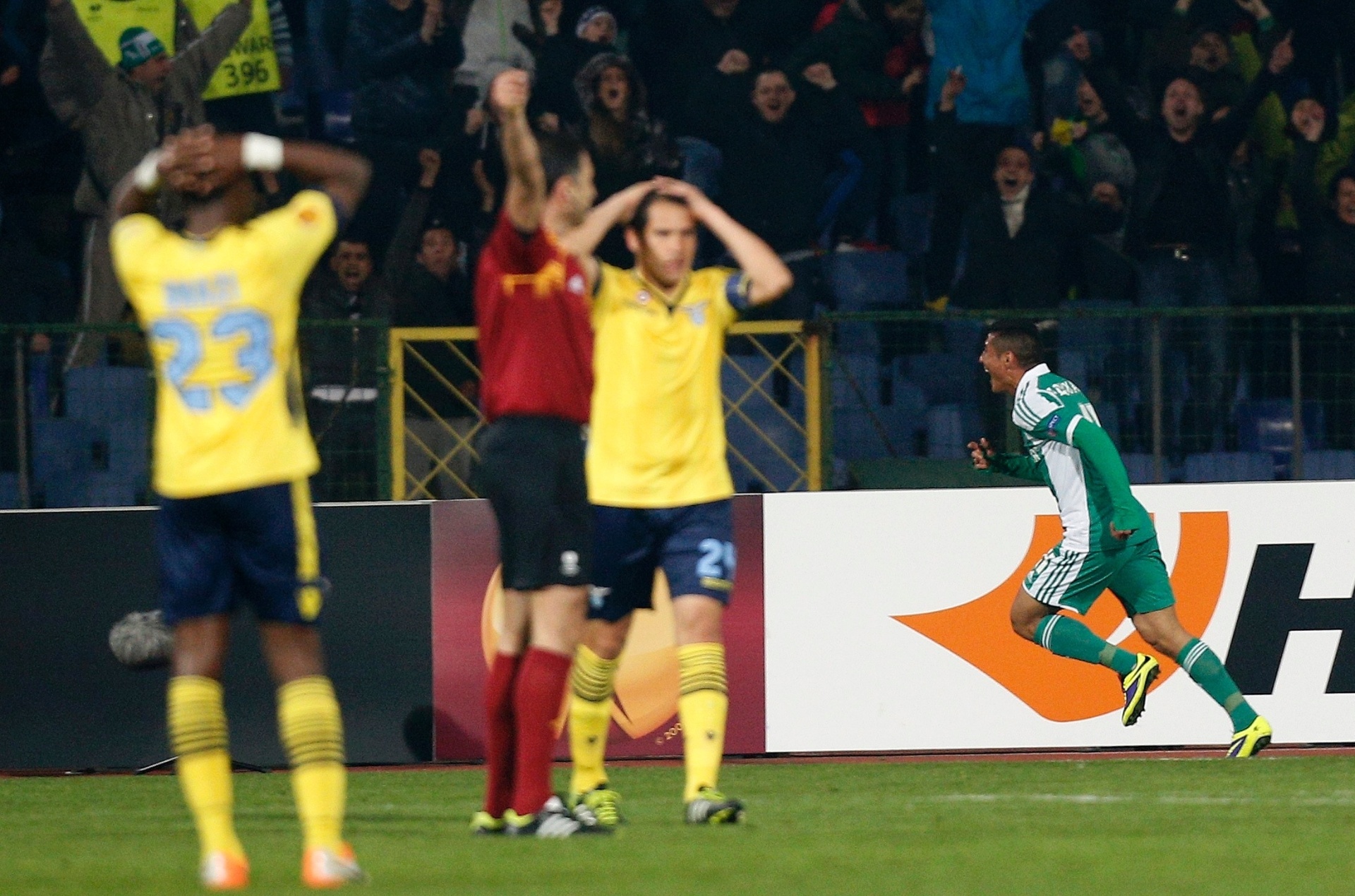 27.02.14 - Brasileiro Juninho Quixadá, ao fundo, comemora gol marcado que deu a vitória e classificação para o Ludogorets contra a Lazio na Liga Europa - REUTERS/Stoyan Nenov